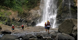 Vackra vattenfall längst Panamas forsränning i Chiriqui Viejo